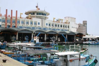 成功港口(新港漁港)-漁業大樓與岸邊的漁船