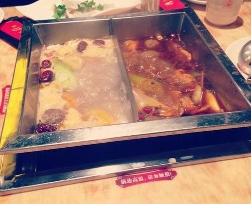热气腾腾的鸳鸯锅底  长沙旅游网