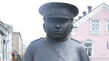 奥卢胖警察铜像