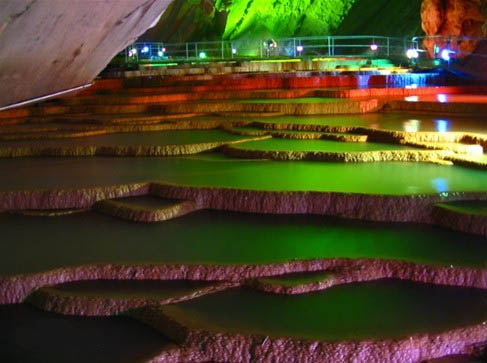 湖南江华旅游景点介绍：秦岩溶洞