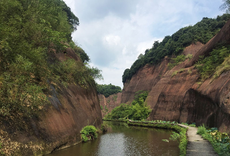 游东江湖在龙景峡谷深呼吸