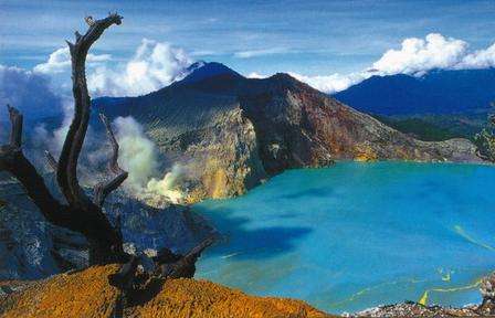 	 伊真火山旅游