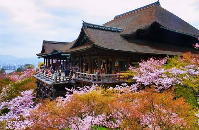日本京都 斑驳红叶间的千年古寺