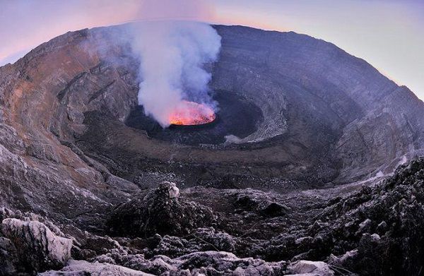 尼拉贡戈火山旅游