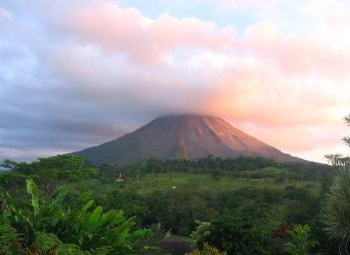 阿雷纳火山旅游