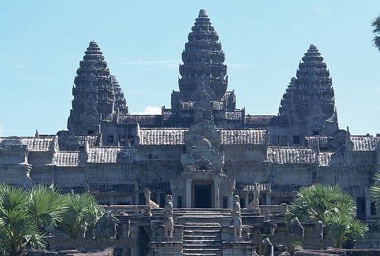 柬埔寨的特产以银器、纺织品、木雕以及石刻品最为著名