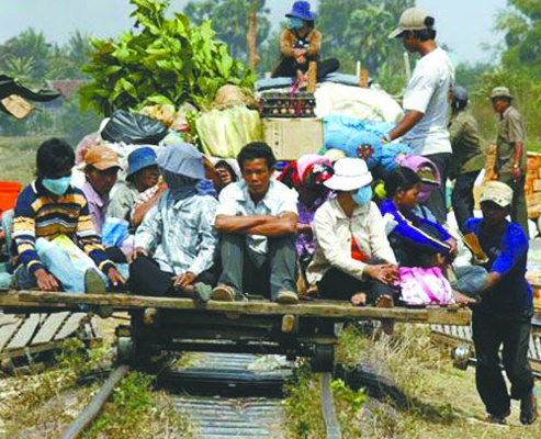 暑假去柬埔寨见识奇观 竹子火车照样跑得欢