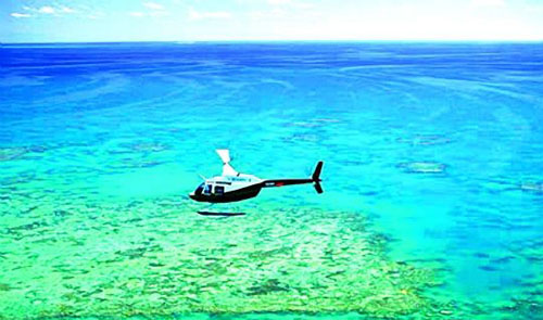 澳大利亚大堡礁 乘坐直升飞机俯瞰大海图片