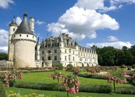 沿着卢瓦尔河游览可以住的法国贵族城堡