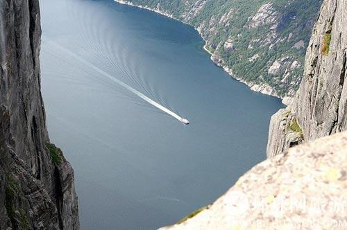 胆小勿近 令人毛骨悚然的挪威“奇迹石”图片