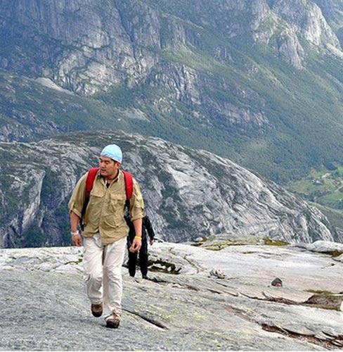 胆小勿近 令人毛骨悚然的挪威“奇迹石”图片