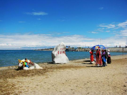 青海湖：行走一望无垠的高原湖岸