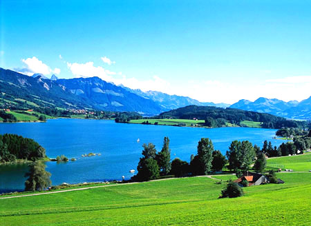 新婚旅行到瑞士旅游：湖光山色雪中情