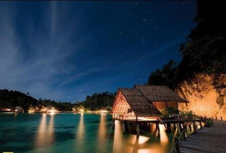 印尼四皇群岛 潜水胜地的碧绿海水