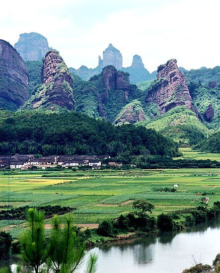 “赤壁丹崖”丹霞山：中国红石公园