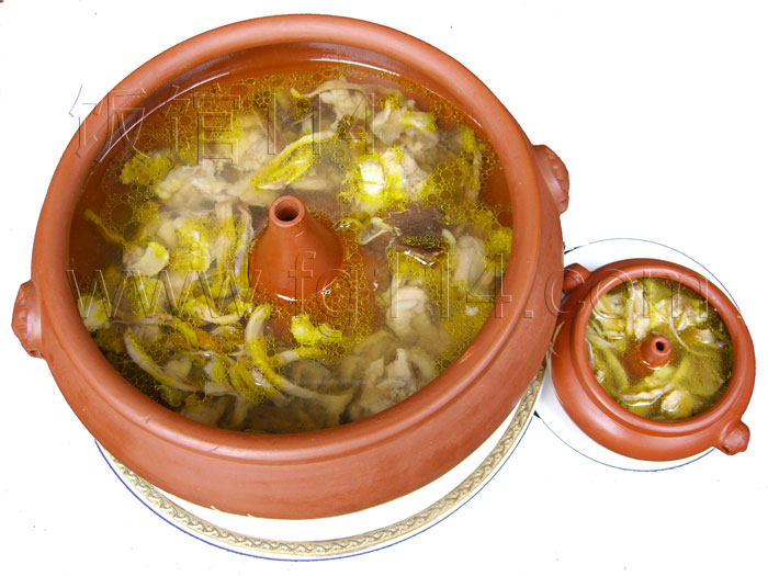 大理美食：汽锅鸡