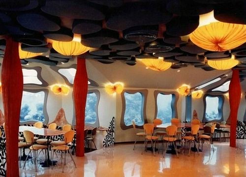 以色列的红海星星酒吧 深入海中的海底酒吧