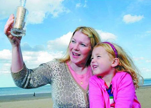 英国母女捡到中国情侣七夕投放的漂流瓶