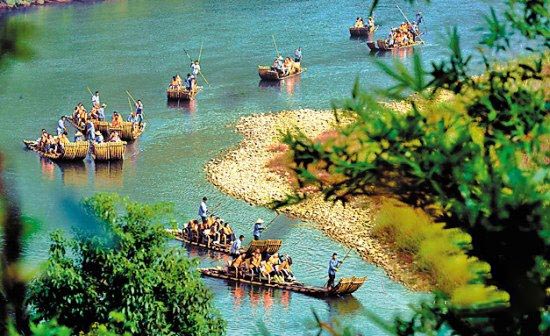  游客在福建武夷山九曲溪漂流 张国俊 摄