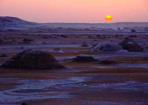 沙漠日出给人无限凄美的感觉。