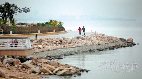 深圳市深圳湾公园绿道，恋人融于海天一色