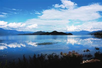 泸沽湖 绿水醉倒在青山的脚下