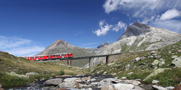 瑞士雷蒂亚火车之旅：瑞士雷蒂亚铁路 穿行于雪峰的世界遗产