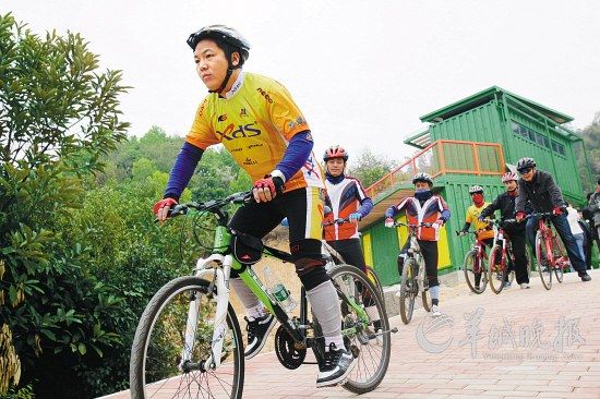 漫步骑行在山间 中国死海二月寻春记