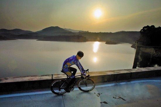 东莞市黄江镇大屏嶂森林公园绿道，夕阳下的吸氧之路心旷神怡