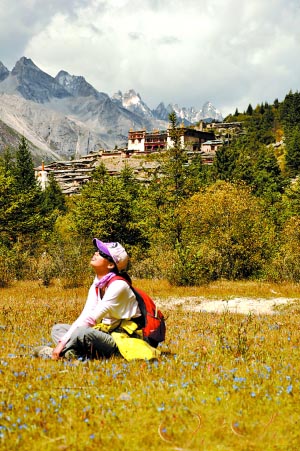 藏身于格聂神山  露营徒步美景全体验