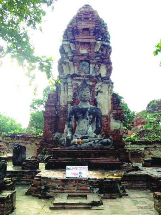 <p> 玛哈泰寺里，佛像庄严微笑。</p>