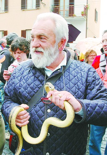 意大利有座“蛇城” 科库洛家家户户都养蛇
