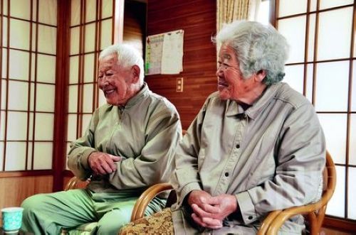 老夫妇俩的生活简单淳朴