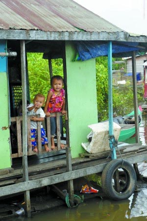 柬埔寨暹粒洞里萨湖：渔村水上漂