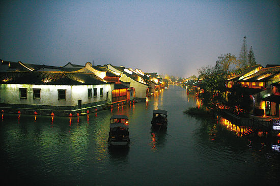 乌镇是茅盾故乡，水乡夜景撩人美