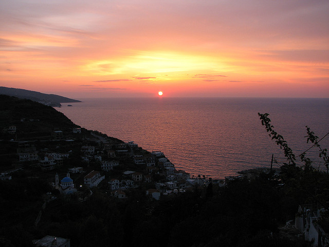 到希腊旅游-在远离拥挤人潮的圣托亚里岛观赏日落