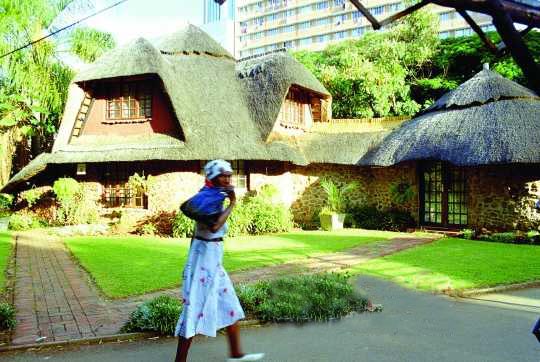 <p> 津巴布韦首都哈拉雷市内公园的非洲风格建筑。</p>