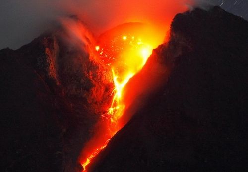 印尼火山喷发瞬间