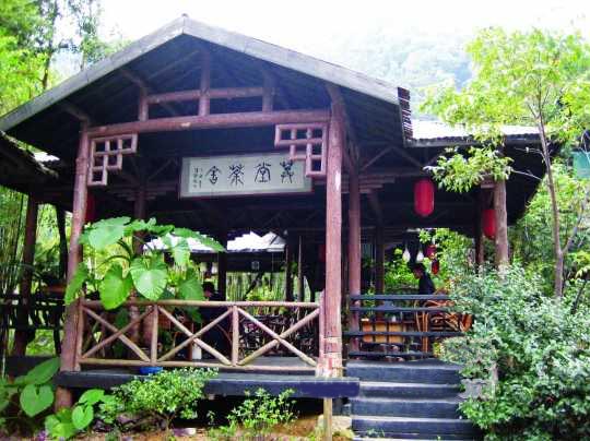 <p> 在茶亭，品一杯山泉水泡出的香茗。</p>