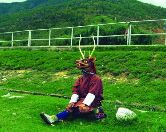 <p>    戴着面具的僧人，在传统宗教节日里表演。</p>