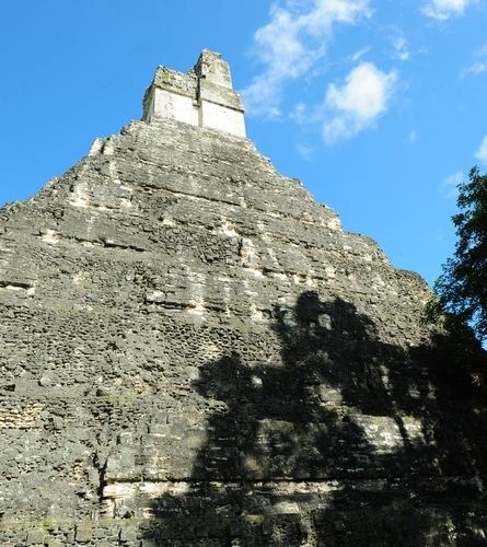 第一庙始建于公元721 年，之所以得名“美洲虎金字塔”，是因为神庙的门楣 上刻有虎神。