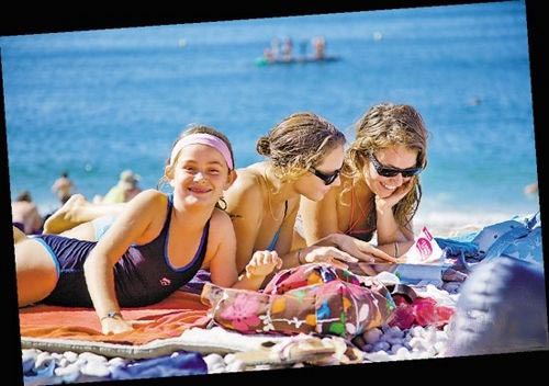 埃特勒塔海滩水清石幼，前来这里的许多游客很喜欢躺在沙滩上晒日光浴