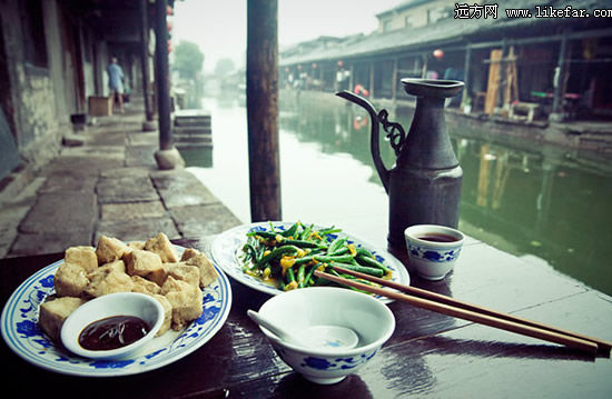 温一壶酒，临河坐饮 作者：小林