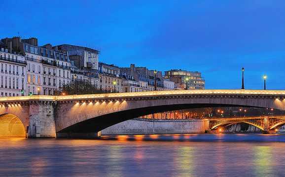 到法国旅游-巴黎城市中的岛屿圣路易岛(Ile Saint-Louis)