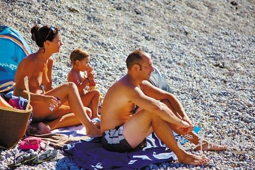 裸晒给埃特勒塔海滩增加了一道亮丽的风景