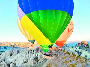 在土耳其乘坐热气球可俯瞰凝灰岩和熔岩层奇特地貌