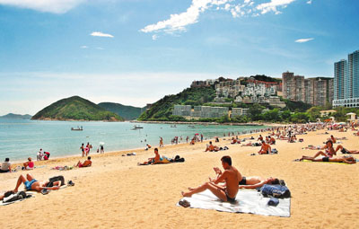 炎炎夏日，在水清沙幼的浅水湾嬉水消暑最惬意。