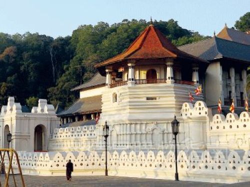 康提的佛牙寺是众人朝圣的世界遗产