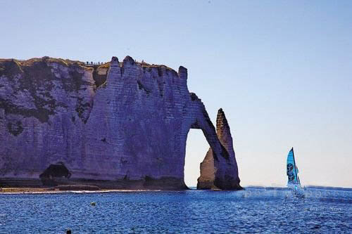 著名的阿瓦勒悬崖，其宏伟雄奇的拱门，是由常年拍打在崖壁上的惊涛骇浪击凿而成