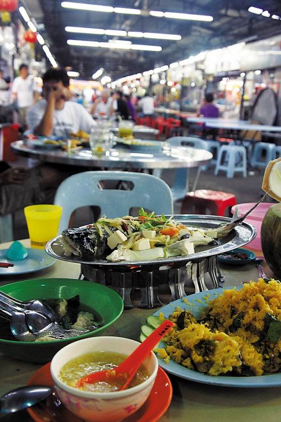 在吉隆坡的美食街品尝各地美食
